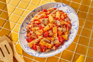 Rigatoni de sardinas con tomates asados